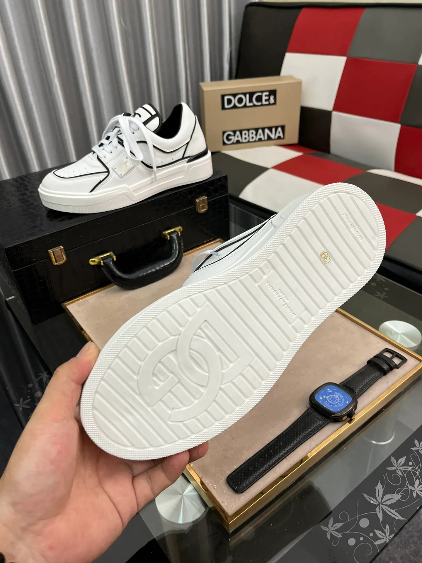 Ex-factory price 480⌚️⌚️DG Men's latest spring and summer 2022, this year's main style, there is no one of them. Super popular and handsome casual shoes. This style inherits the D family's always a little exaggerated yet fashionable style. Exquisite workmanship 🔸Many people love the use of silk cowhide, silk sheepskin lining, [strong][strong][strong] 🔸[strong][strong][strong], a perfect interpretation of the latest inspiration for shoes Classic and fashion are integrated, luxury dream surpasses fashion and high-end quality 💪💪Rubber outsole Size: 38-45, 5⃣️ colors available